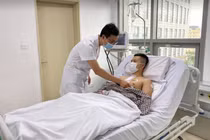 Bác sĩ khám bệnh cho bệnh nhân sau phẫu thuật (Ảnh: BVCC) 