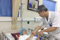 BS. Vũ Quang Hiếu - Khoa Phẫu thuật Thần kinh II, Bệnh viện Hữu nghị Việt Đức - đang thăm khám cho bệnh nhân sau phẫu thuật (Ảnh: BVCC)