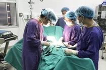 Các bác sĩ phẫu thuật loại bỏ vùng bị hoại tử ở dương vật cho bệnh nhân (Ảnh: BVCC) 