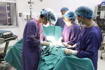 Các bác sĩ phẫu thuật loại bỏ vùng bị hoại tử ở dương vật cho bệnh nhân (Ảnh: BVCC) 