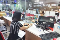 Người bệnh thanh toán viện phí qua thẻ tại Bệnh viện Lão khoa Trung ương (Ảnh: Minh Thúy) 