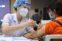 Trẻ được tiêm vaccine (Ảnh - UBND Q. Ba Đình) 