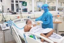 Bác sĩ ở Khoa Cấp cứu, Bệnh viện Bệnh Nhiệt đới Tảung ương chăm sóc cho bệnh nhân mắc COVID-19 nặng (Ảnh - Đặng Thanh) 