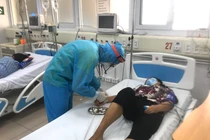 Bác sĩ chăm sóc cho bệnh nhân mắc COVID-19 ở Khoa Cấp Cứu, Bệnh viện Bệnh Nhiệt đới Trung ương (Ảnh - Đặng Thanh) 