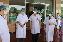 PGS.TS. Lương Ngọc Khuê chỉ đạo tại buổi kiểm tra công tác bầu cử ở Bệnh viện Bệnh Nhiệt đới Trung ương (Ảnh - Đặng Thanh) 