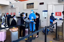 Người dân xếp hàng chờ lên máy bay (Ảnh - BYT) 