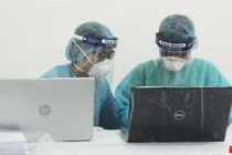 Nhân viên y tế làm ở trạm xét nghiệm COVID-19 (Ảnh: Minh Thuý) 