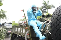 Nhân viên y tế chuẩn bị phun khử khuẩn (Ảnh - Hoàng Anh) 