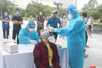 Nhân viên y tế lấy mẫu xét nghiệm COVID-19 cho người dân (Ảnh - Minh Thuý)