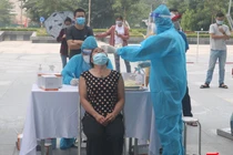 Nhân viên y tế lấy mẫu xét nghiệm COVID-19 cho người dân (Ảnh - Minh Thuý) 