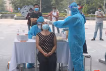 Nhân viên y tế lấy mẫu xét nghiệm COVID-19 cho người dân (Ảnh - Minh Thuý) 