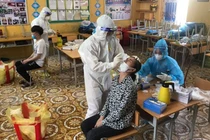 Người dân được lấy mẫu xét nghiệm COVID-19 (Ảnh - BYT) 