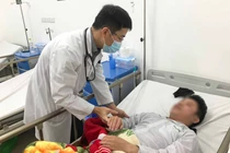 Bác sĩ chăm sóc bệnh nhân (Ảnh: BVCC) 