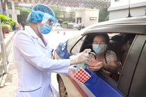 Người dân được yêu cầu rửa tay sát khuẩn phòng COVID-19 (Ảnh - Minh Thuý) 