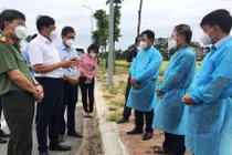 Thứ trưởng Bộ Y tế Đỗ Xuân Tuyên trao đổi với lãnh đạo phường Khắc Niệm về thực hiện công tác phong tỏa trên địa bàn (Ảnh - Anh Tuấn) 