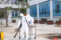 Nhân viên y tế chuẩn bị phun khử khuẩn phòng COVID-19 (Ảnh - Minh Thuý) 