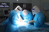 Các bác sĩ ở Khoa Ngoại Sản, Bệnh viện Bệnh Nhiệt đới Trung ương mổ cấp cứu cho sản phụ T. mắc COVID-19 (Ảnh - BVCC) 