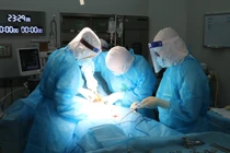 Các bác sĩ ở Khoa Ngoại Sản, Bệnh viện Bệnh Nhiệt đới Trung ương mổ cấp cứu cho sản phụ T. mắc COVID-19 (Ảnh - BVCC) 