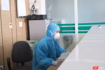 Nhân viên y tế trực cấp cứu ở Bệnh viện (Ảnh - Minh Thuý) 