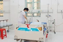 Bác sĩ chăm sóc cho bệnh nhân bị ngộ độc mật cá chép (Ảnh - BVCC) 