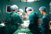 Các bác sĩ phẫu thuật cho nữ bệnh nhân nhập viện trong tình trạng khối u đã di căn. Ảnh: Bệnh viện Nội tiết Trung ương. 