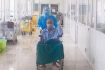 Bác sĩ chăm sóc cho bệnh nhân mắc COVID-19 nặng (Ảnh - Đặng Thanh) 