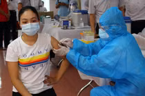 Nhân viên y tế tiêm vaccine phòng COVID-19 cho người dân (Ảnh - BYT) 