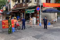 Chốt kiểm soát dịch COVID-19 ở phố Hoè Nhai (Ảnh - UBND Q. Ba Đình) 