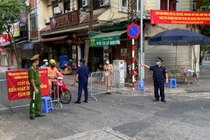 Chốt kiểm soát dịch COVID-19 ở phố Hoè Nhai (Ảnh - UBND Q. Ba Đình) 