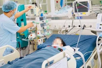 Bệnh nhi không được đưa tới bệnh viện kịp thời, bệnh tình sẽ nặng hơn, kéo theo khó khăn và tốn kém khi điều trị (Ảnh - BVCC) 