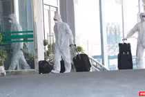 Nhân viên y tế phòng, chống COVID-19 ở Bệnh viện (Ảnh - Minh Thúy)