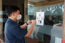 TS. Trần Quý Tường kiểm tra khai báo y tế bằng mã QR Code tại Bắc Ninh (Ảnh: NVCC)