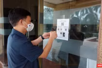 TS. Trần Quý Tường kiểm tra khai báo y tế bằng mã QR Code tại Bắc Ninh (Ảnh: NVCC)