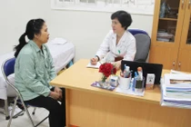 Bác sĩ khám bệnh cho bệnh nhân tại Bệnh viện Hữu Nghị (Ảnh: Hương Thủy) 