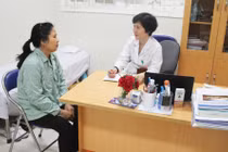 Bác sĩ khám bệnh cho bệnh nhân tại Bệnh viện Hữu Nghị (Ảnh: Hương Thủy) 