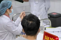 Nhân viên y tế chuẩn bị tiêm vaccine phòng COVID-19 Nanocovax cho tình nguyện viên (Ảnh - Minh Thuý) 