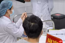 Nhân viên y tế chuẩn bị tiêm vaccine phòng COVID-19 Nanocovax cho tình nguyện viên (Ảnh - Minh Thuý) 