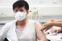 Thứ trưởng Bộ Y tế Trương Quốc Cường tiêm vaccine phòng COVID-19 trong sáng nay, ngày 6/5 (Ảnh - Minh Thuý) 