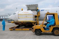 Vaccine phòng COVID-19 của Pfizer về đến Việt Nam (Ảnh - Trần Minh) 