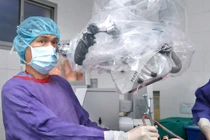 Bác sĩ phẫu thuật cho bệnh nhân tại Bệnh viện Hữu nghị Việt Đức. Ảnh: BVCC