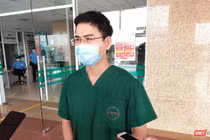 BS. Phạm Văn Phúc - Khoa Hồi sức tích cực, Bệnh viện Bệnh Nhiệt đới Trung ương (Ảnh - Minh Thuý) 