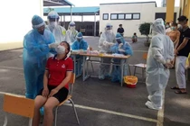 Nhân viên y tế lấy mẫu xét nghiệm COVID-19 cho người dân Bắc Giang (Ảnh - BYT) 