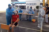 Nhân viên y tế lấy mẫu xét nghiệm COVID-19 cho người dân Bắc Giang (Ảnh - BYT) 