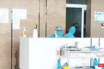 Bác sĩ trực cấp cứu ở Bệnh viện Bệnh Nhiệt đới Trung ương (Ảnh - Minh Thuý) 