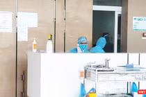 Bác sĩ trực cấp cứu ở Bệnh viện Bệnh Nhiệt đới Trung ương (Ảnh - Minh Thuý) 