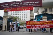 Các bác sĩ, nhân viên y tế của Bệnh viện Tuệ Tĩnh tiếp tục biểu tình vào chiều nay (Ảnh - Minh Nhân)