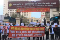 Hơn 40 y bác sĩ xuống đường cầm băng rôn "cầu cứu" vì bị nợ lương suốt 8 tháng (Ảnh - Soha) 