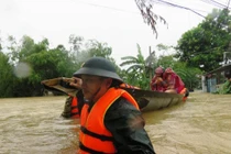 Người dân sơ tán vì mưa lũ (Ảnh: Thảo Vy - nguồn: baothuathienhue.vn)