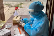 Nhân viên y tế phân loại mẫu xét nghiệm COVID-19 (Ảnh - BYT) 