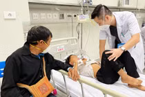 Bác sĩ ở BV Nhi Trung ương chăm sóc trẻ (Ảnh - BVCC) 